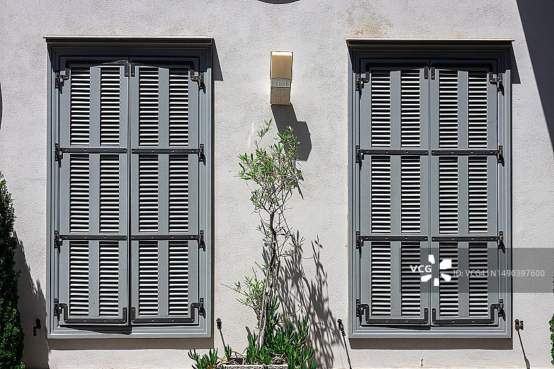 明媚阳光下的两扇灰色百叶窗图片素材