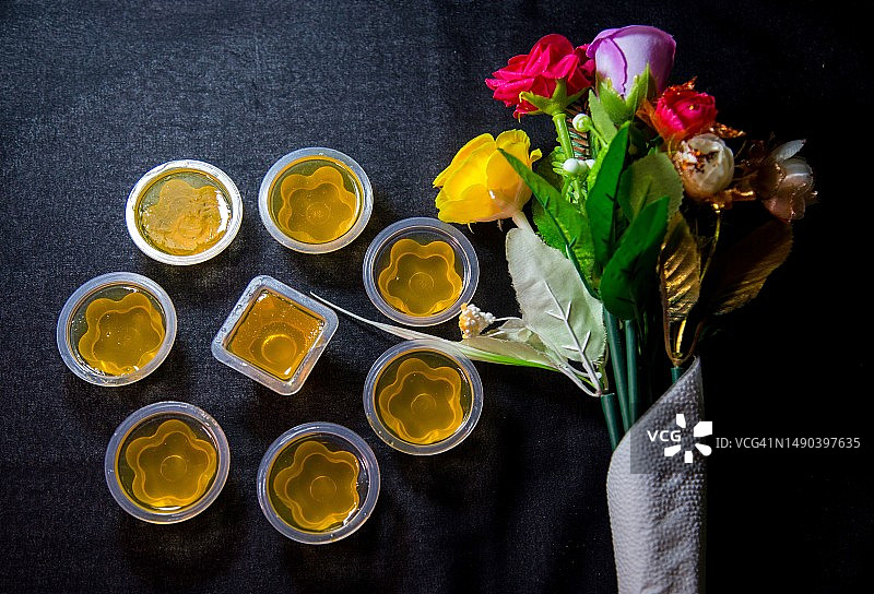 孟加拉国达卡，盘中果冻与桌上花束图片素材