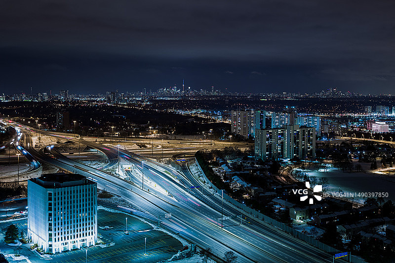 加拿大多伦多夜晚城市街道和建筑物灯光俯视图图片素材