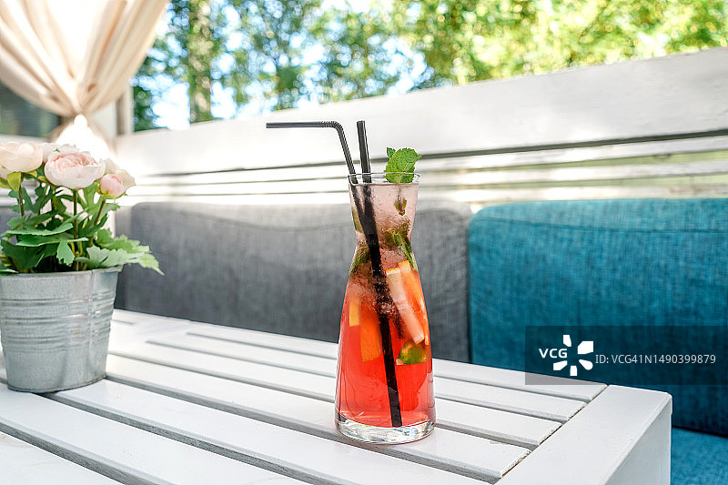 新鲜热带水果冰镇柠檬水图片素材