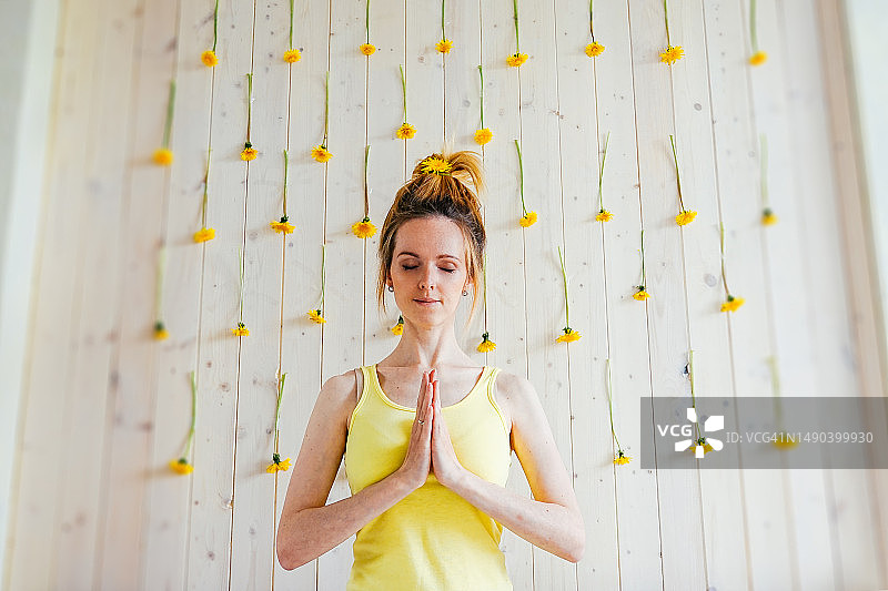 女人和黄色蒲公英墙，俄罗斯图片素材