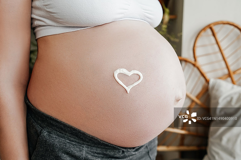 孕妇特写，肚子上有红心，俄罗斯图片素材