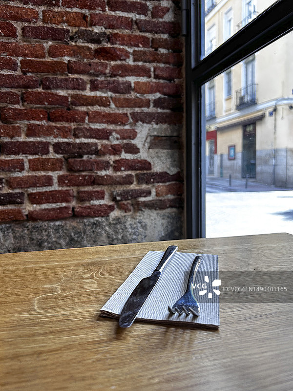 餐厅餐桌上餐具的特写，背景模糊的叉子和刀子的特写图片素材