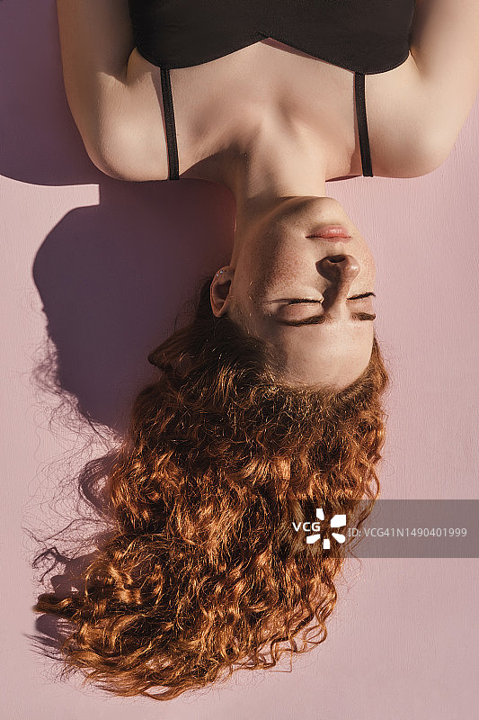 戴比基尼上衣的卷发年轻女人，俄罗斯图片素材