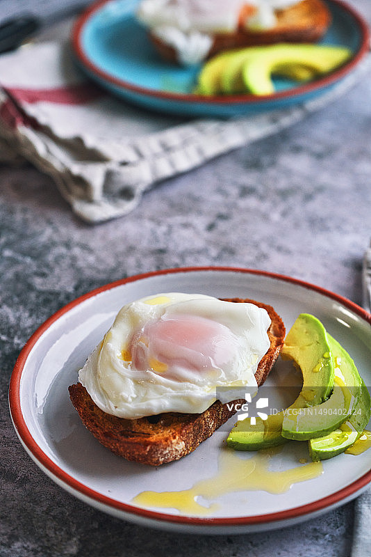 黑面包荷包蛋配鳄梨图片素材
