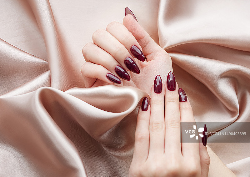美甲的年轻女子的手，乌克兰图片素材