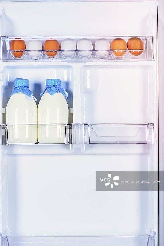 鸡蛋、牛奶和瓶子放在冰箱里图片素材