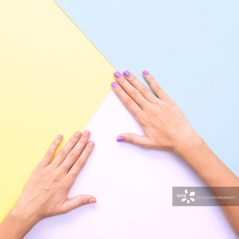 不同背景上的鲜亮美甲，俄罗斯图片素材