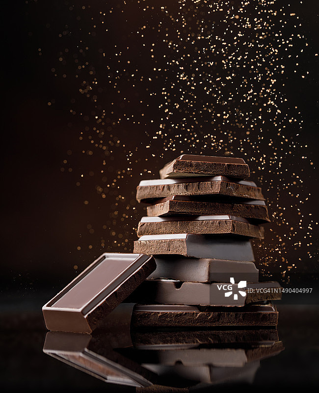 黑背景下桌子上的巧克力饼干特写，白俄罗斯图片素材