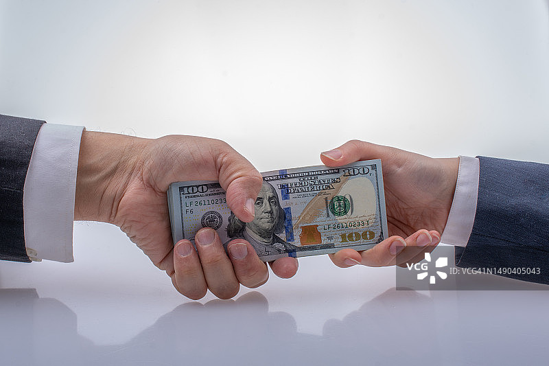 商人给予和接受美元纸币，土耳其图片素材