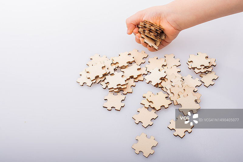 手持拼图碎片图片素材