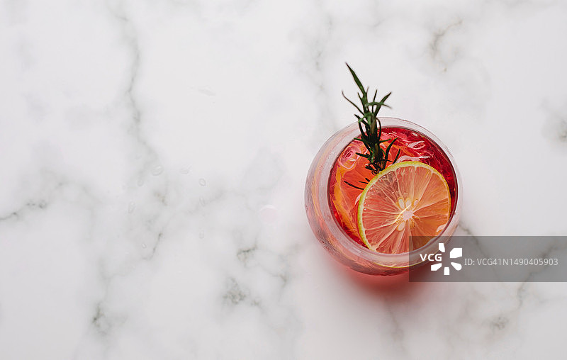 大理石上饮品中的柠檬片俯视图，巴基斯坦图片素材