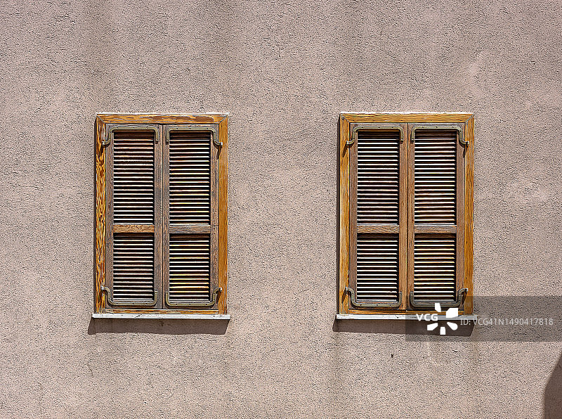 两扇关闭的木制百叶窗图片素材