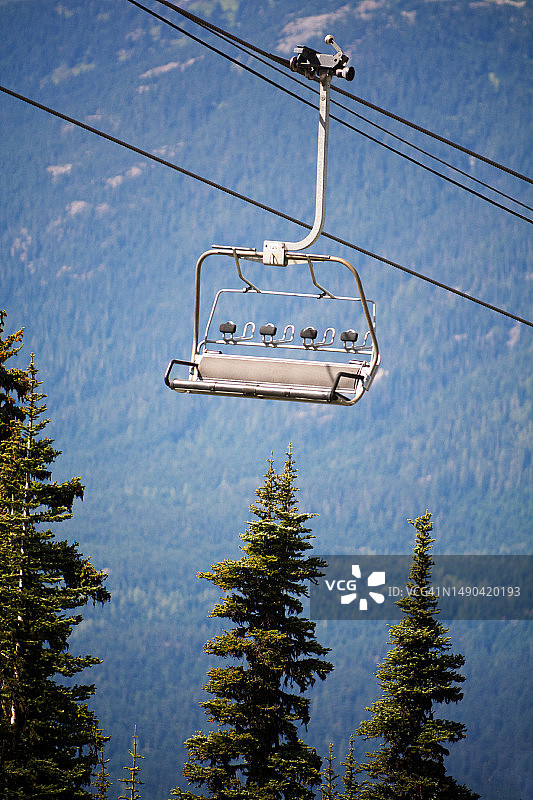 加拿大不列颠哥伦比亚省惠斯勒峰滑雪道上的缆车图片素材