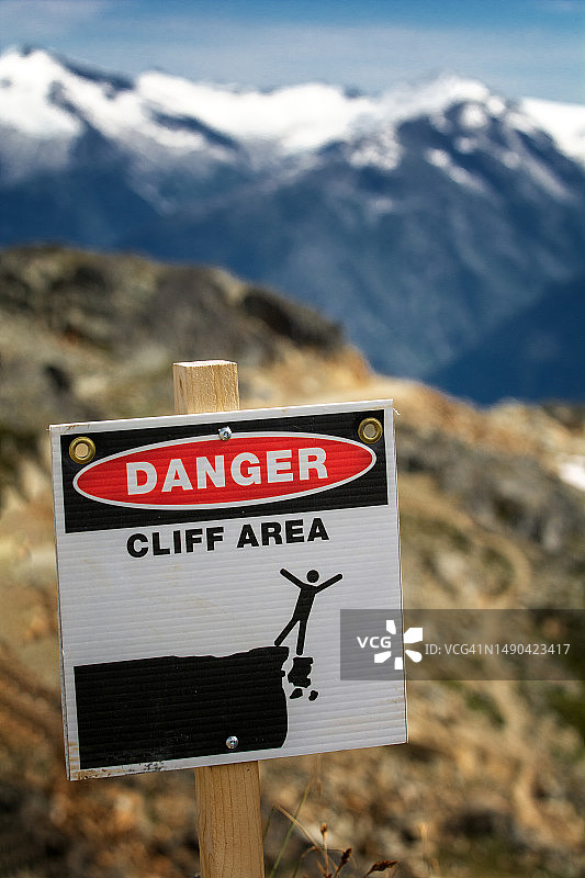 从加拿大不列颠哥伦比亚省的惠斯勒峰缆车上观看。图片素材