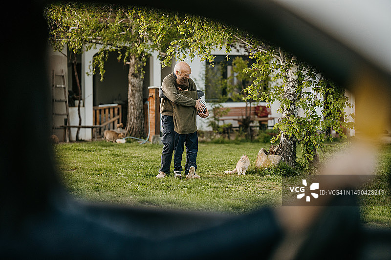 孙子拥抱祖父图片素材