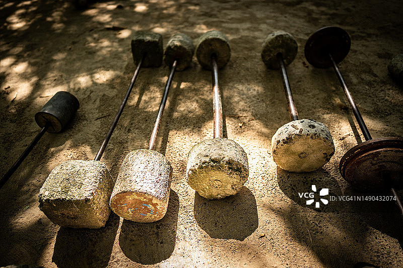 公园地上的杠铃图片素材