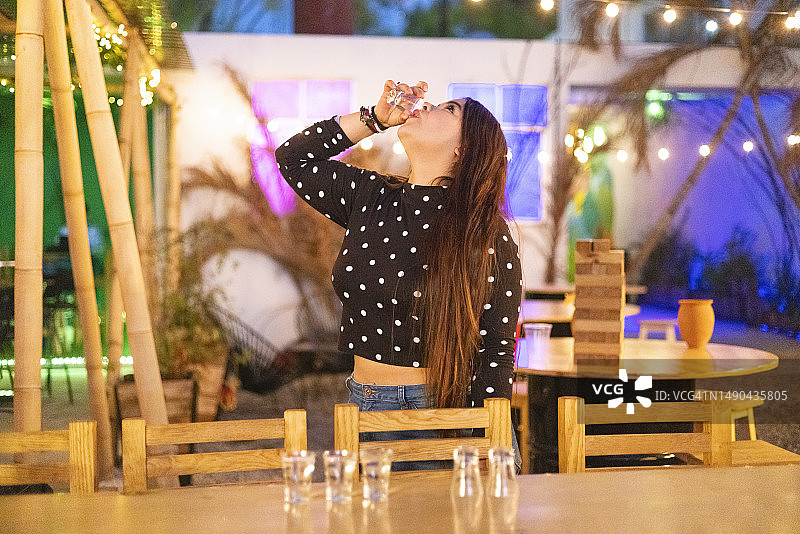 女孩喝了一杯龙舌兰酒图片素材
