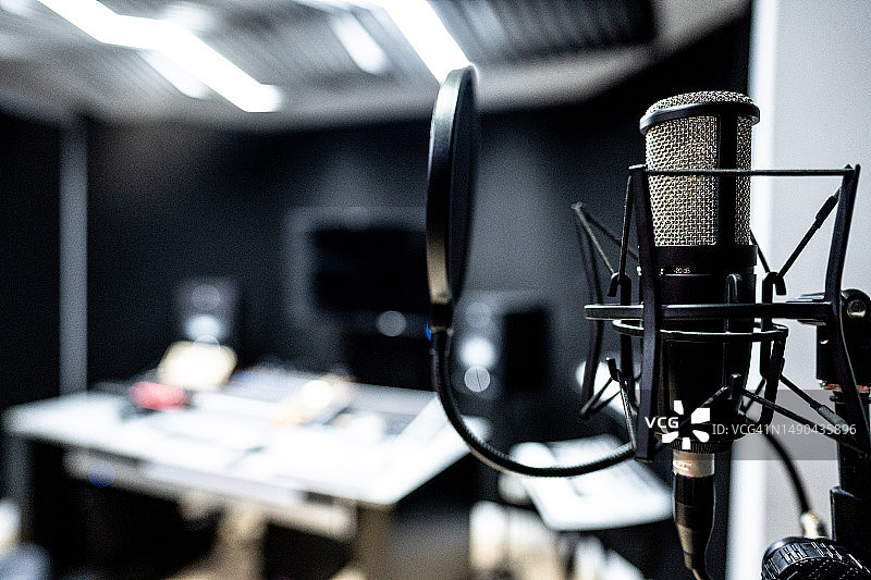 录音棚中的麦克风特写图片素材