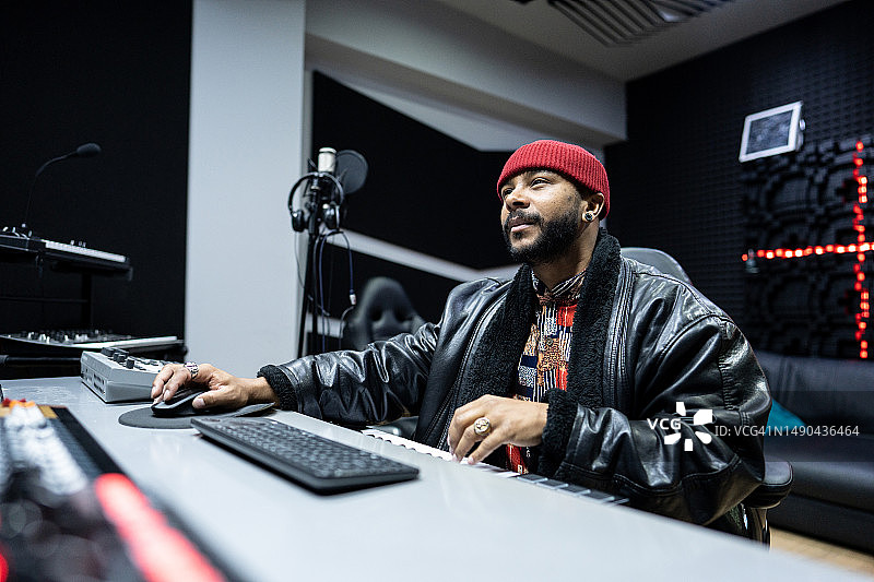 制作人在录音室使用调音台图片素材