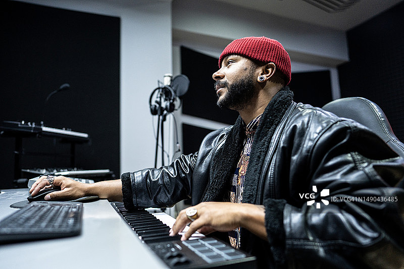 制作人在录音室使用调音台图片素材