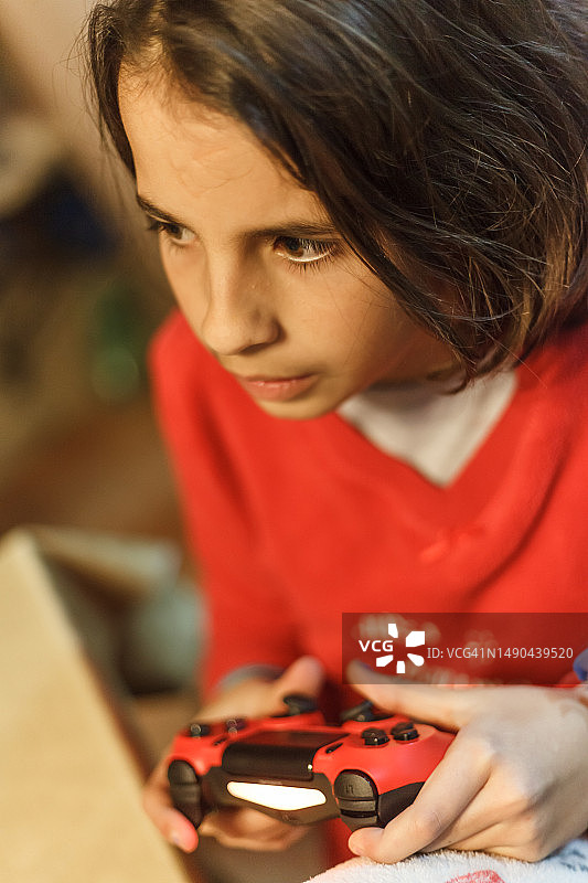 女孩玩电子游戏图片素材