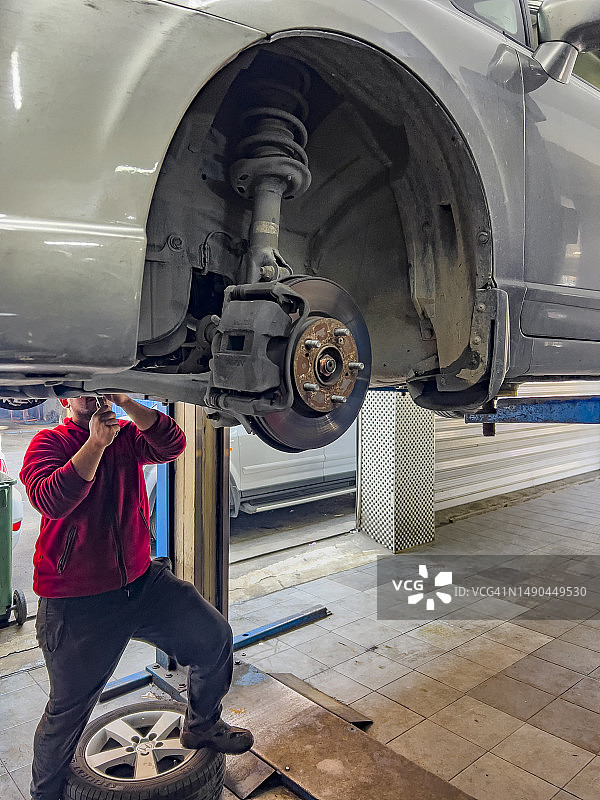技术员维修汽车刹车和减震器图片素材