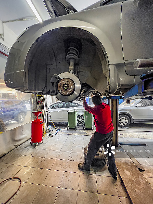 正在修理汽车的技师（后视图）图片素材