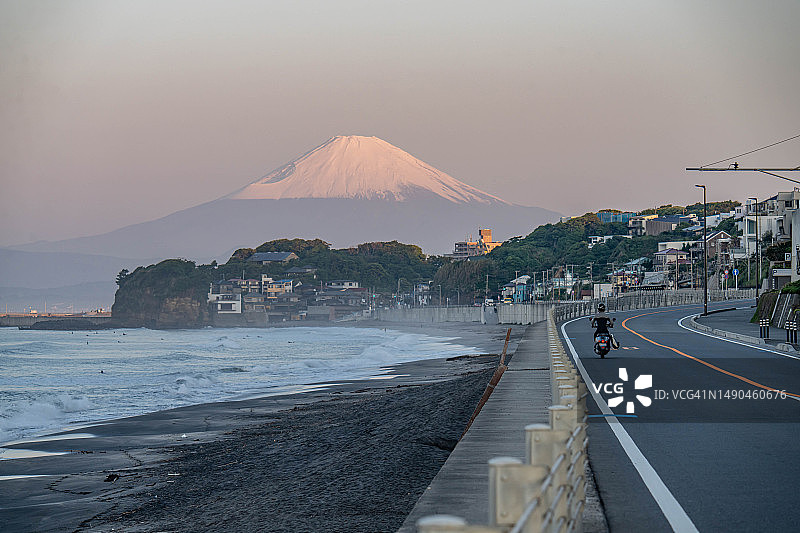 日本神奈川县的富士山和沿海公路图片素材
