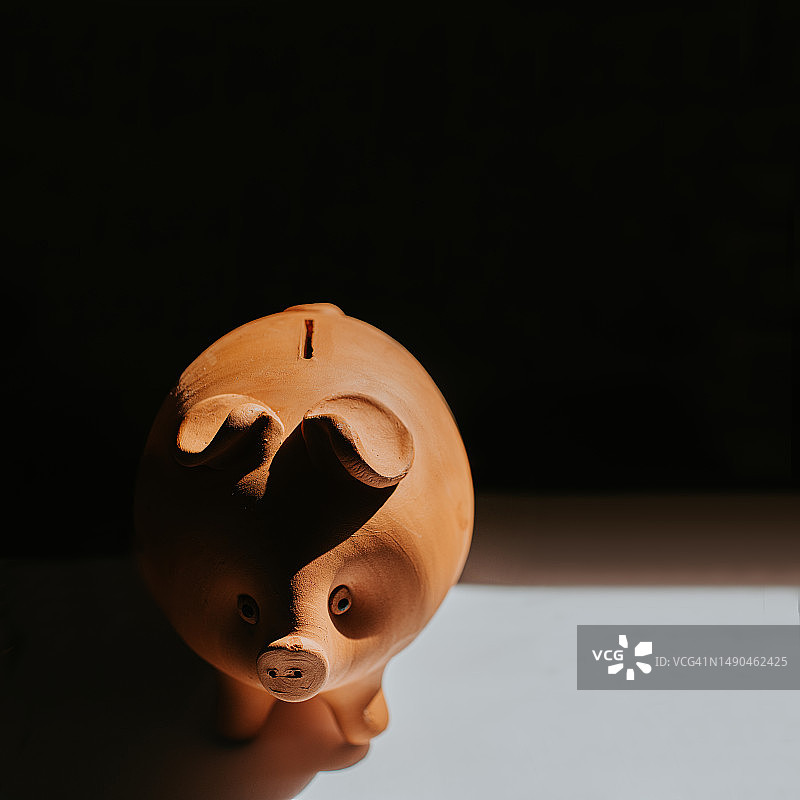 泥土小猪储蓄罐图片素材