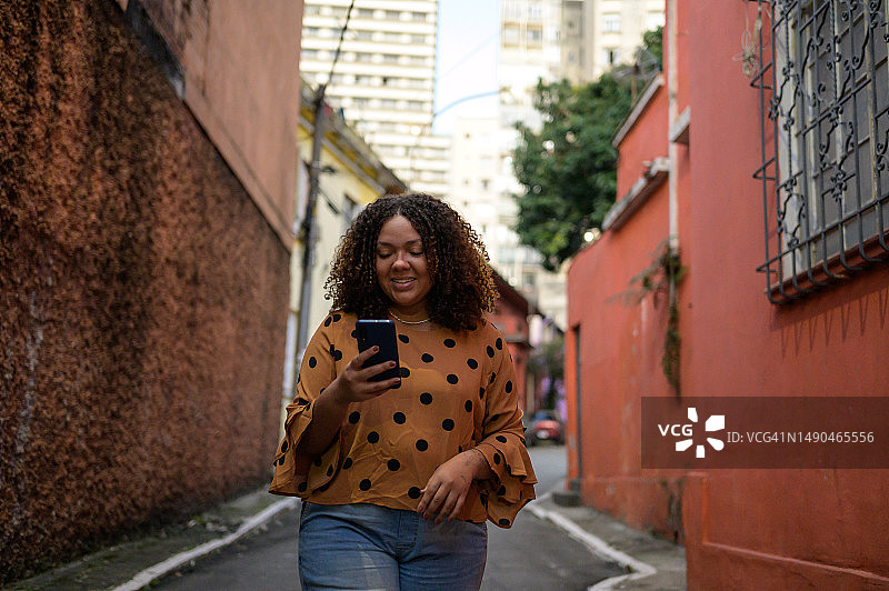 擅长移动办公的女人图片素材