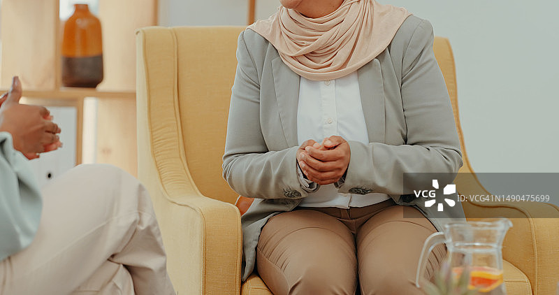 穆斯林妇女在心理咨询师办公室接受心理健康护理和支持图片素材