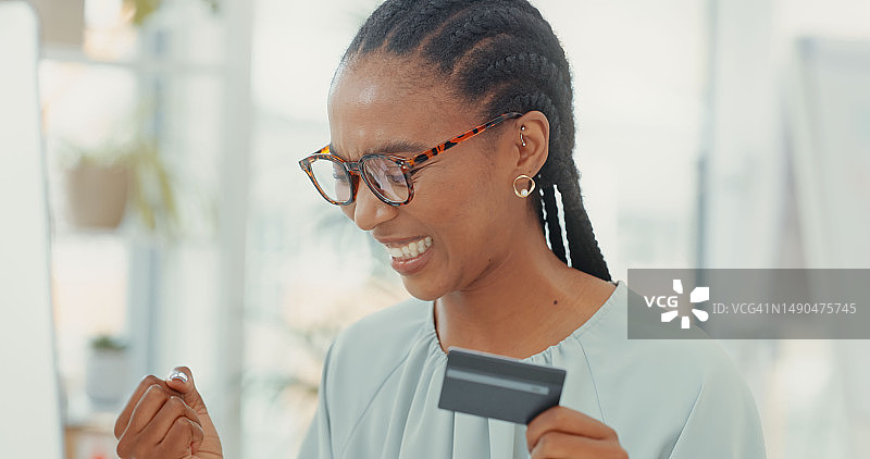 女士手持信用卡庆祝，适用于折扣、促销或获胜。非洲裔接待员、女商人或金融科技用于电子商务、在线购物或网络储蓄图片素材