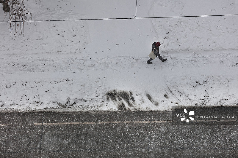 在雪中行走图片素材