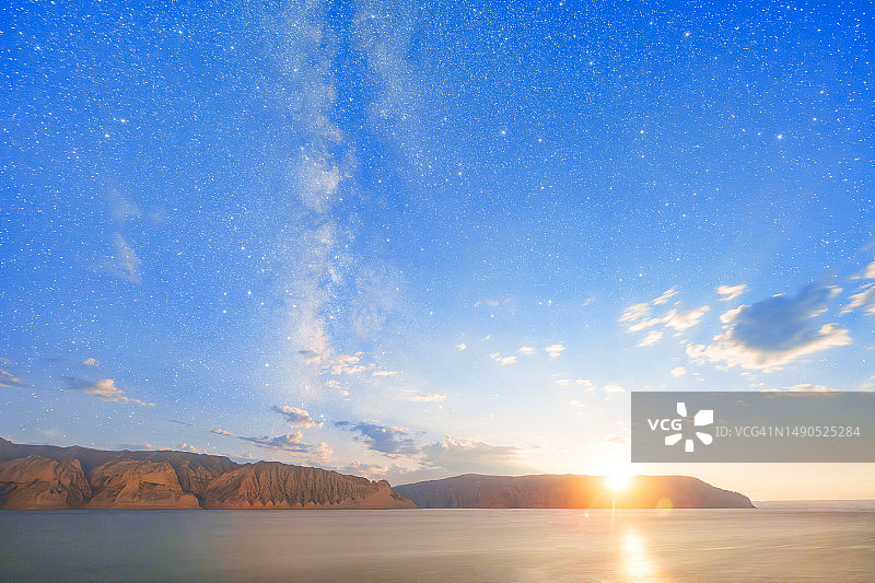 高原上的月落与银河图片素材