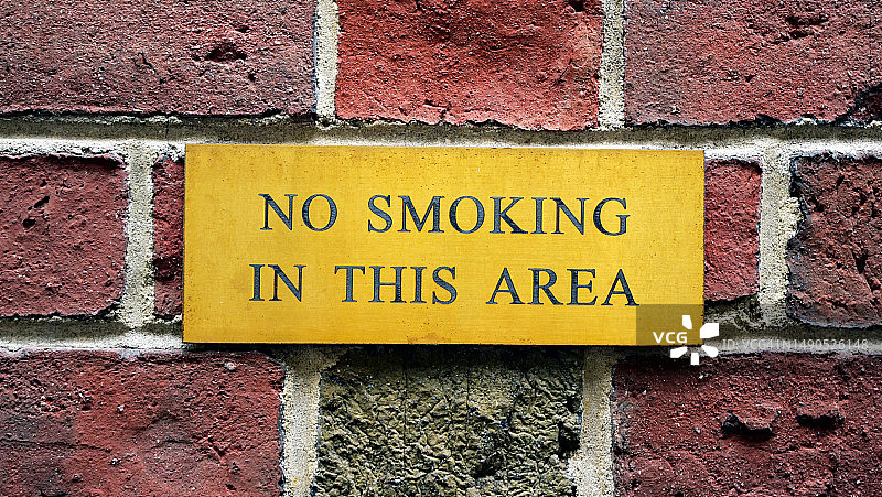 美国纽约市曼哈顿住宅楼外墙上的金属铭牌：本区域禁止吸烟图片素材