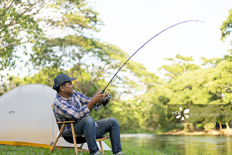 在湖里钓鱼图片素材