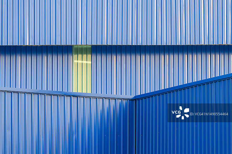 蓝色金属覆层屋顶图片素材