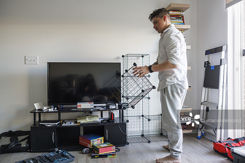 西班牙裔工人在新房中定制网格置物架图片素材