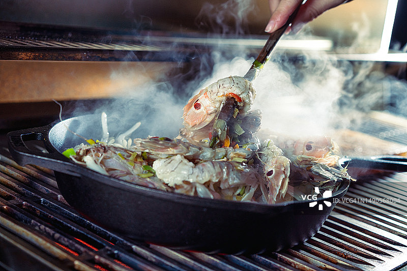 精致烤鲑鱼虾仁鱼子酱图片素材