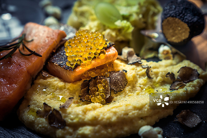 精致烤鲑鱼虾仁鱼子酱图片素材