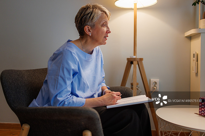 女心理学家在办公室图片素材