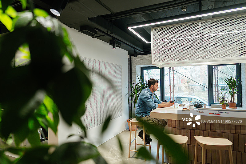 在办公室自助餐厅休息图片素材