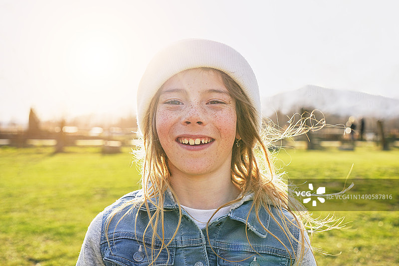 户外微笑看着镜头的白人男童图片素材