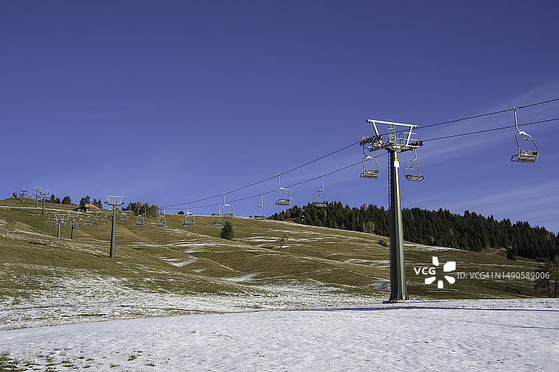 秋季托纳莱山口的缆车（意大利，布伦塔多洛米蒂）图片素材