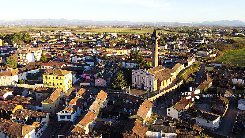 意大利皮埃蒙特亚历山德里亚弗鲁加罗洛的费利切教堂航拍城镇景观图片素材