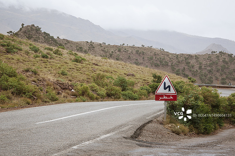 摩洛哥道路弯道的交通标志图片素材
