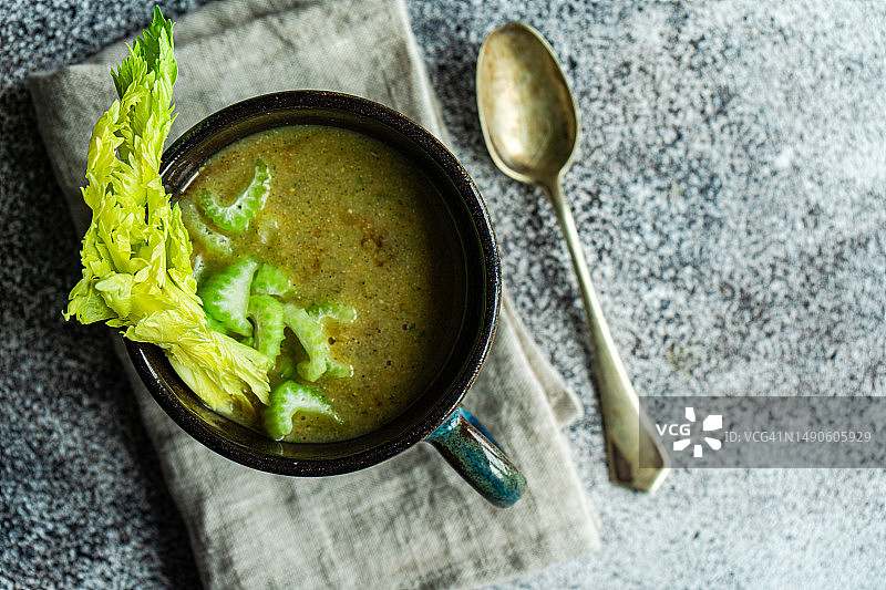 奶油芹菜汤配芹菜装饰俯视图图片素材