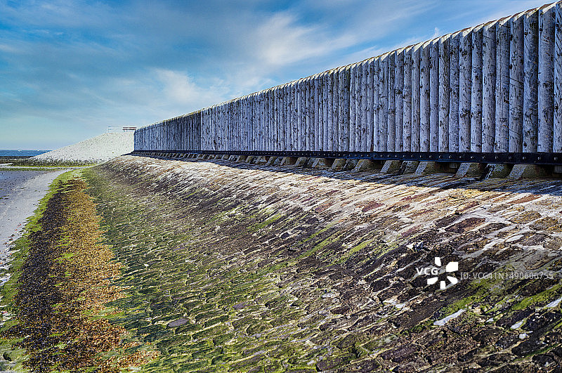 德国下萨克森州巴尔特鲁姆岛上的风暴潮屏障图片素材