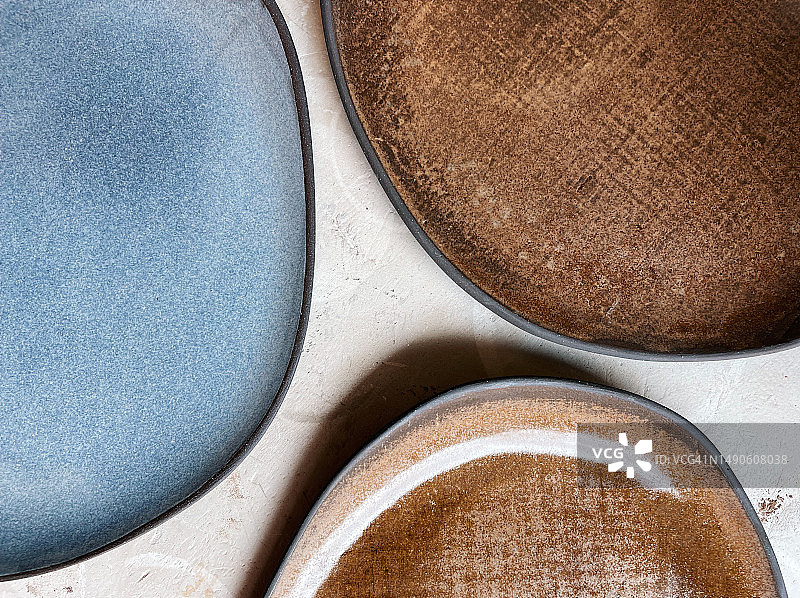 桌子上三个陶瓷盘子的俯视照片图片素材